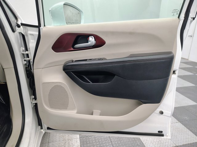 Used 2020 Chrysler Pacifica Limited FWD image 27