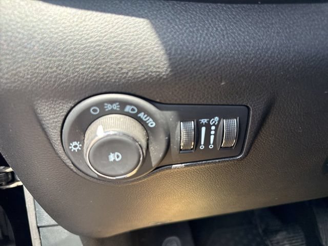 Used 2024 Jeep Compass Latitude w/ Convenience Group AWD/4WD image 18