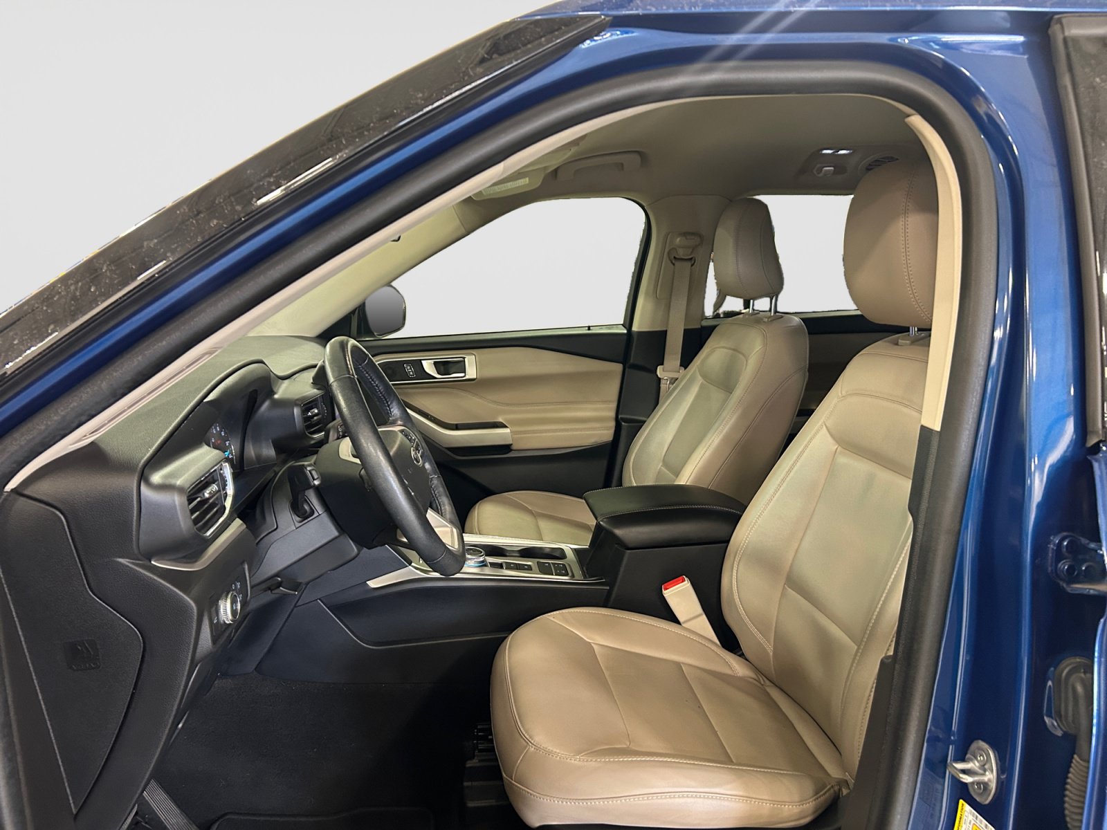 Certified 2022 Ford Explorer XLT w/ Equipment Group 202A RWD image 9