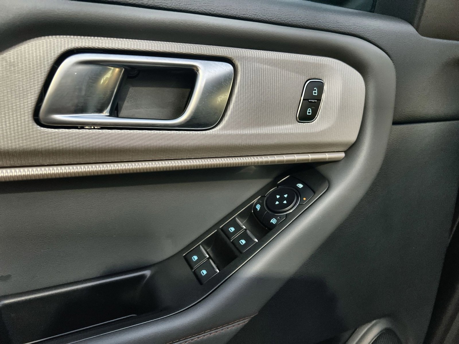 Certified 2025 Ford Explorer Active w/ Active Comfort Package image 15