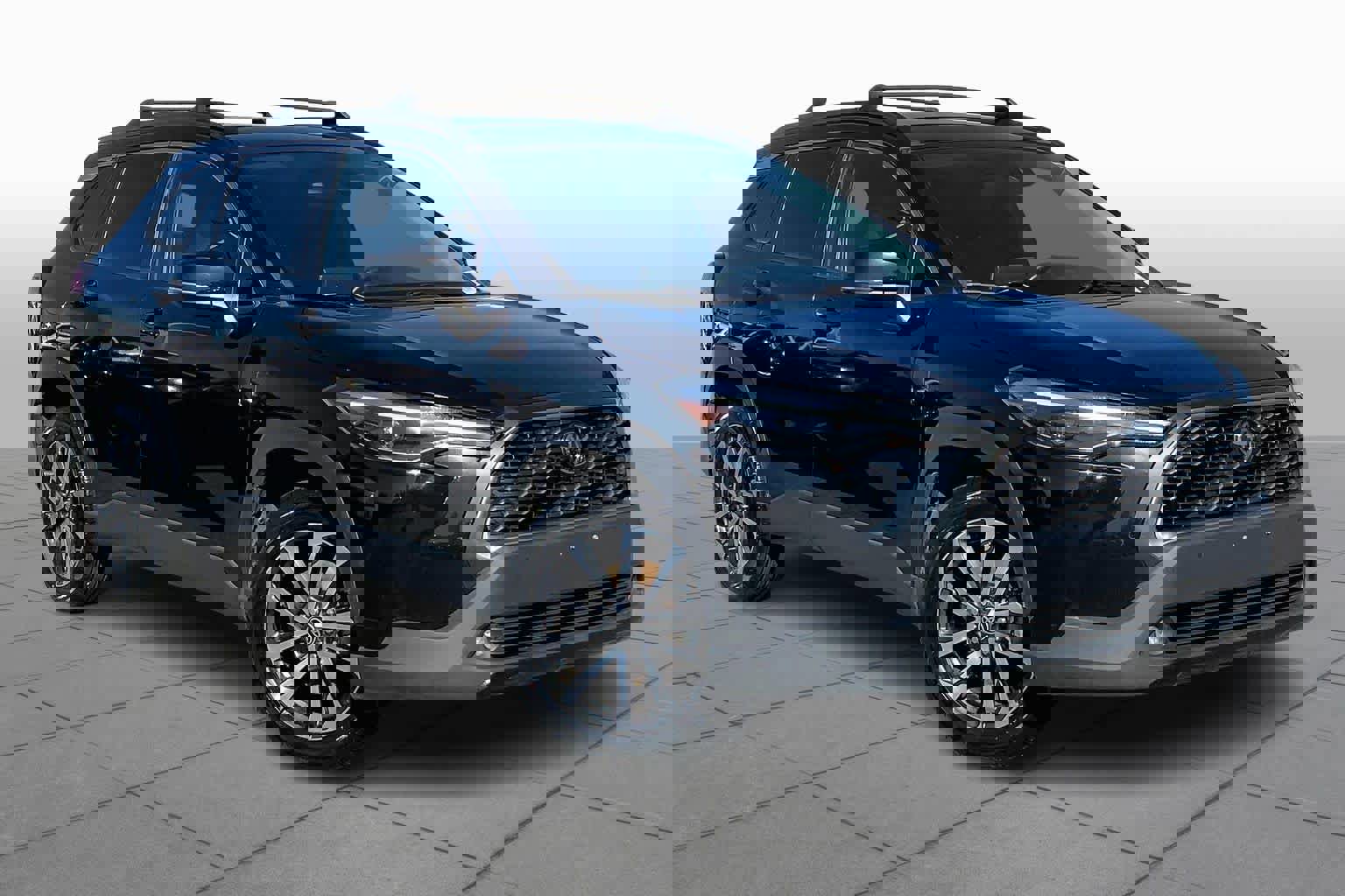 Used 2022 Toyota Corolla Cross XLE image 2