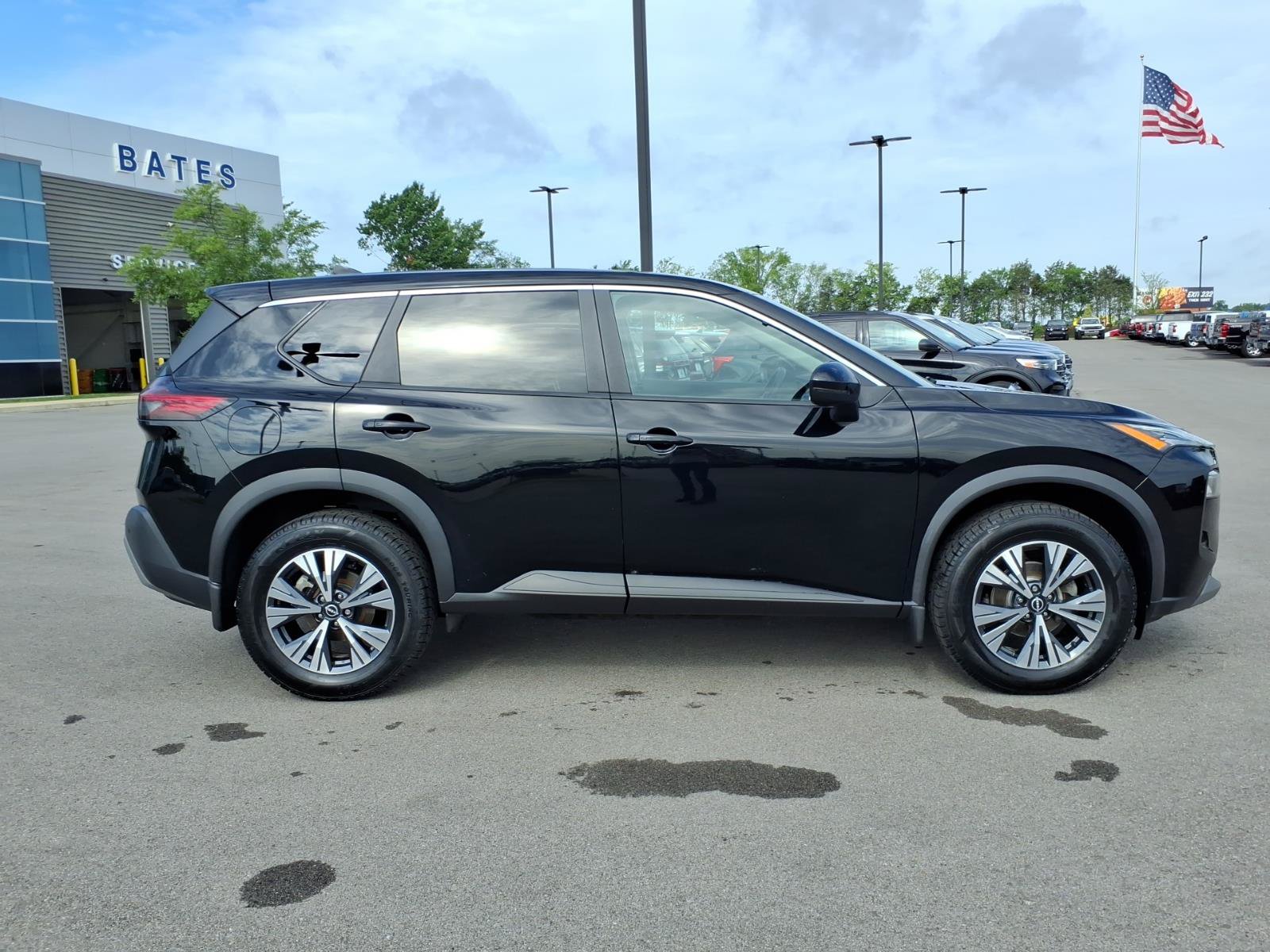 Used 2022 Nissan Rogue SV AWD/4WD image 2