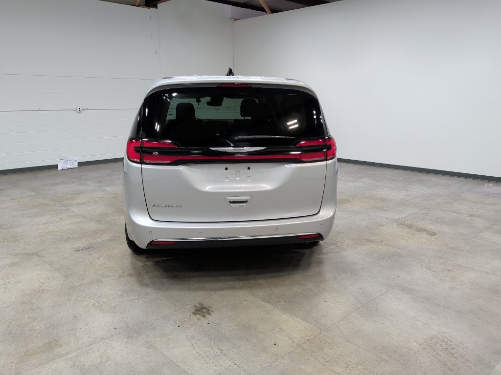 Used 2024 Chrysler Pacifica Touring-L FWD image 8