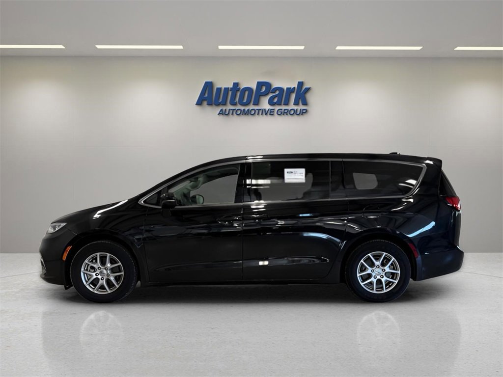 Used 2023 Chrysler Pacifica Touring-L image 2