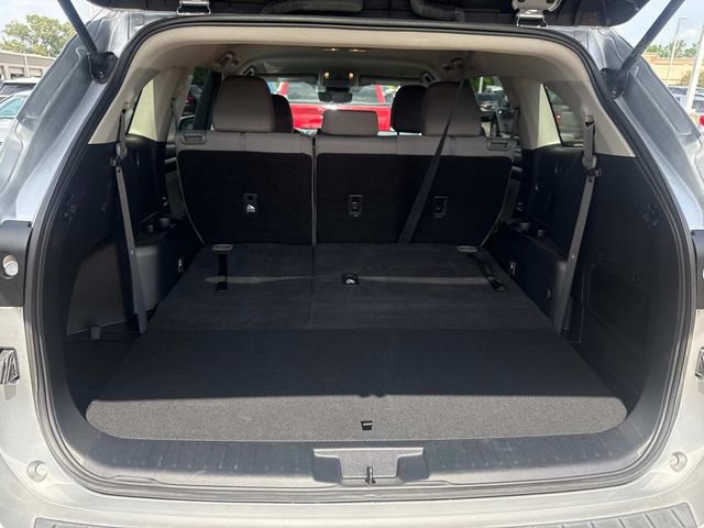 Used 2023 Toyota Highlander L FWD image 13