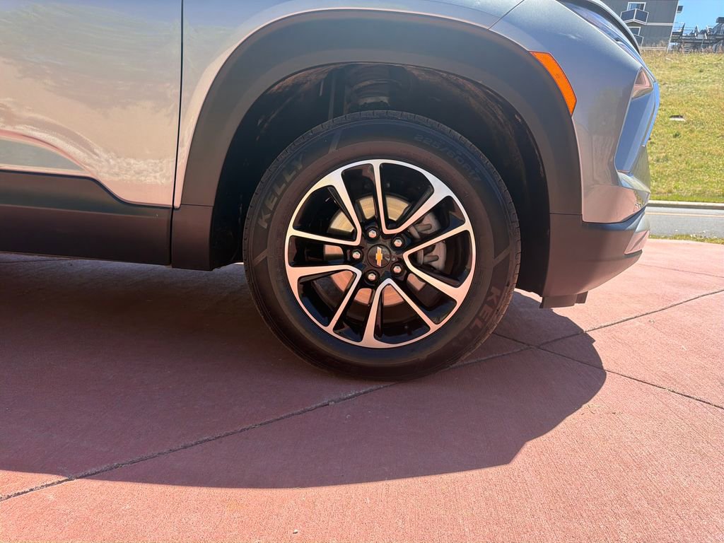 Used 2025 Chevrolet TrailBlazer LT AWD/4WD image 32