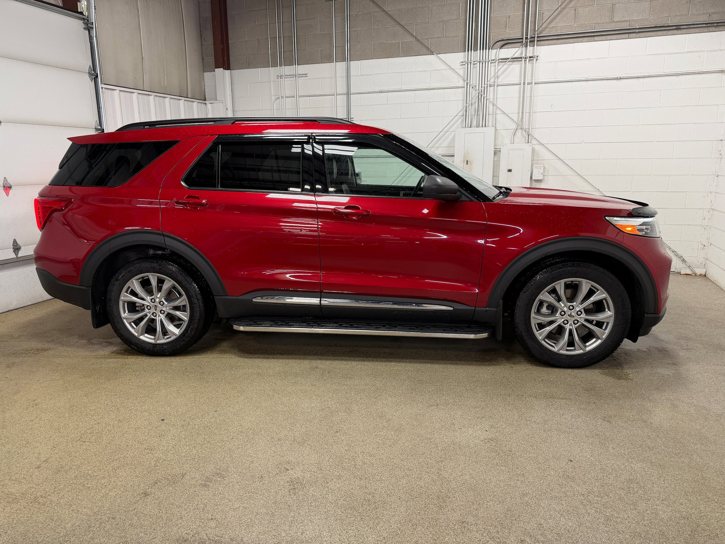 Certified 2021 Ford Explorer XLT w/ Equipment Group 202A AWD/4WD image 6