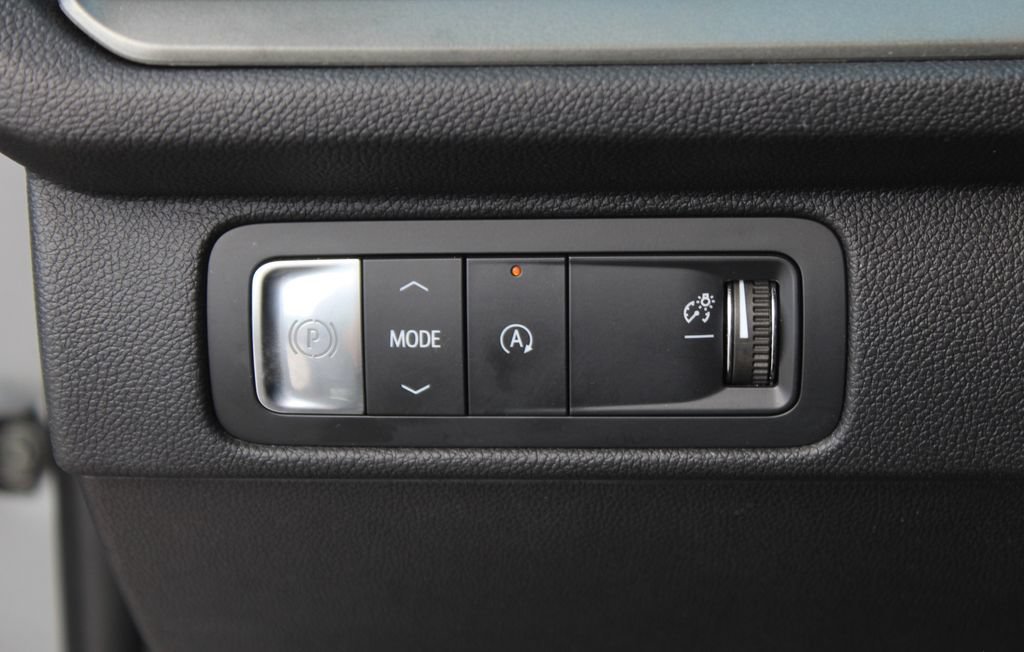 Used 2025 Chevrolet Traverse LT FWD image 33