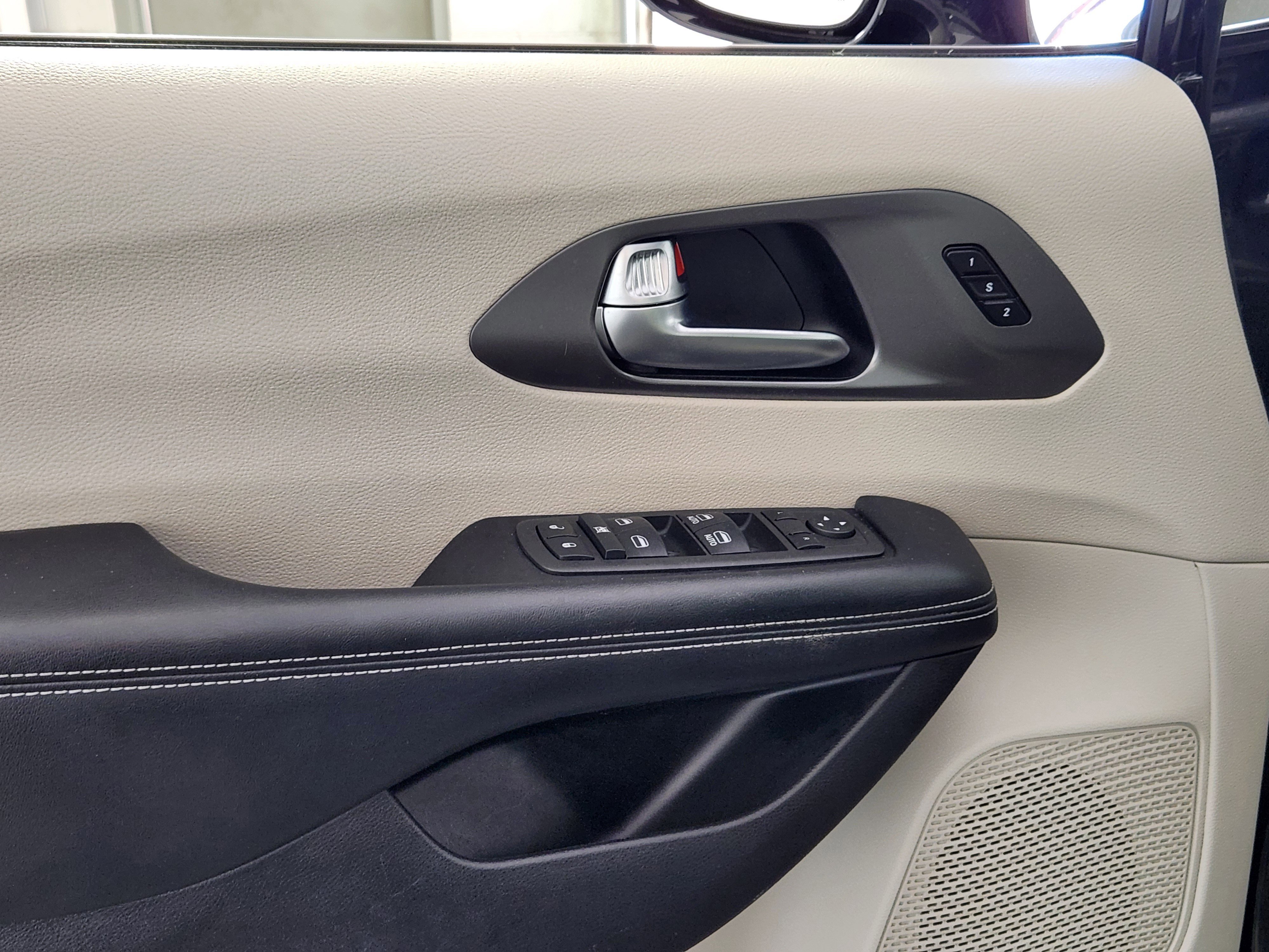 Used 2022 Chrysler Pacifica Touring-L image 16