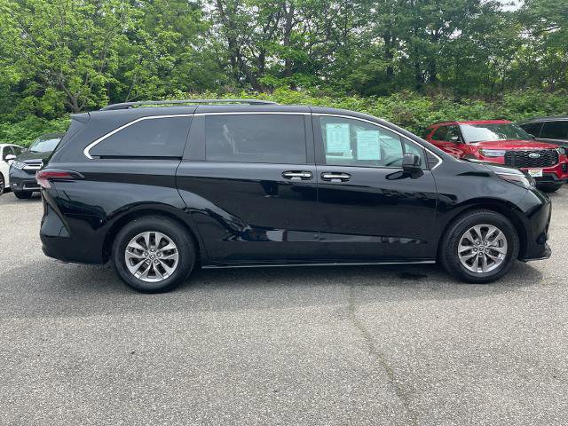 Used 2023 Toyota Sienna XLE image 2