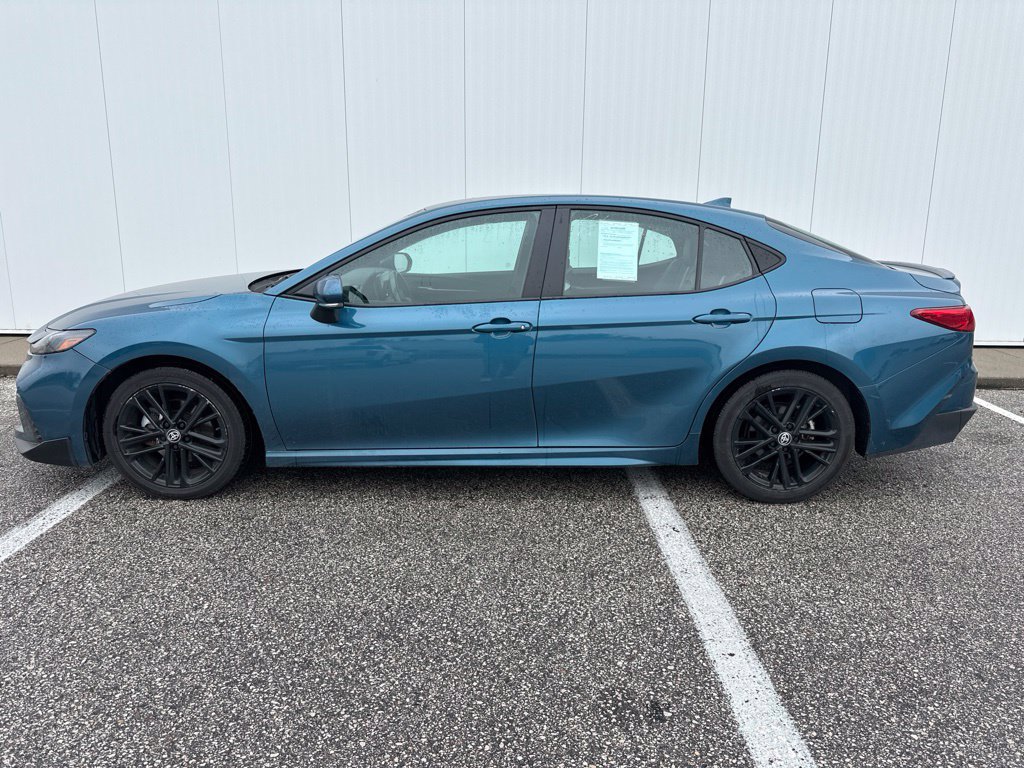 Used 2025 Toyota Camry SE FWD image 3