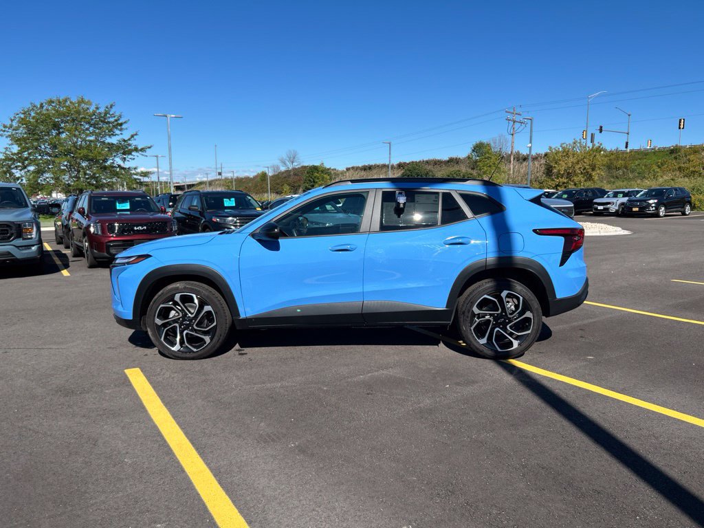 Used 2024 Chevrolet Trax RS w/ Sunroof Package FWD image 9