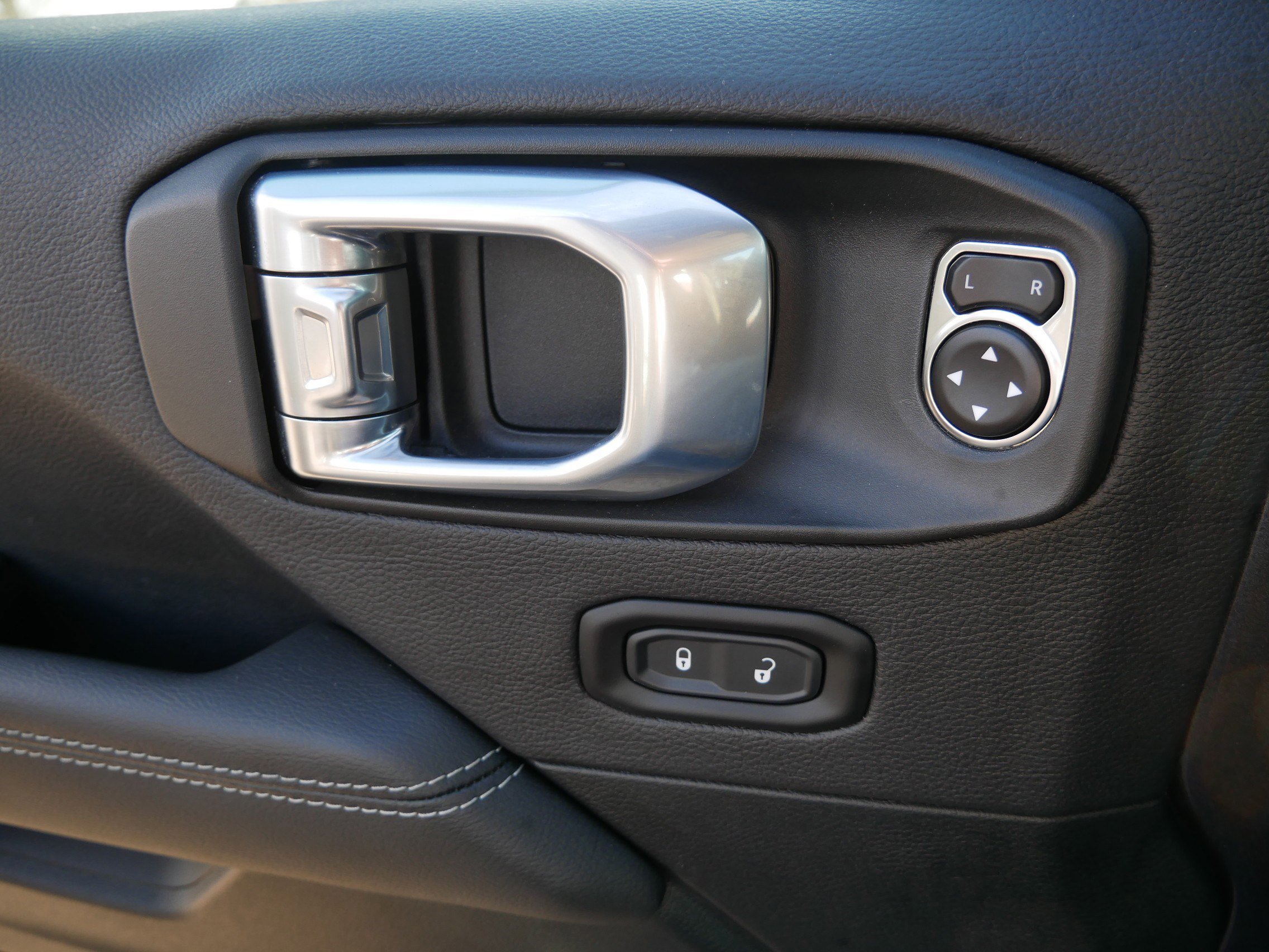 Used 2023 Jeep Wrangler Unlimited Rubicon 4xe w/ Safety Group image 27