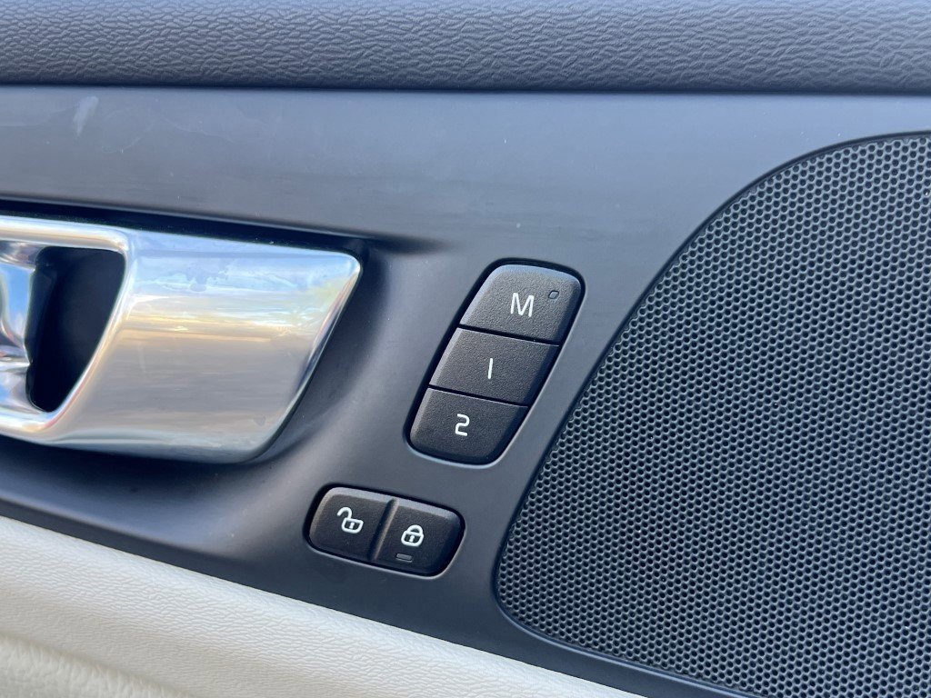 Used 2022 Volvo S60 B5 Momentum w/ Climate Package image 30