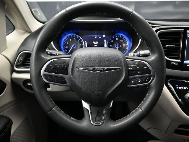 Used 2023 Chrysler Pacifica Touring-L image 21