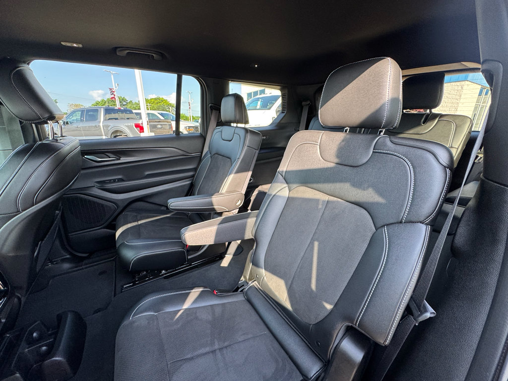 Used 2023 Jeep Grand Cherokee L Laredo AWD/4WD image 26