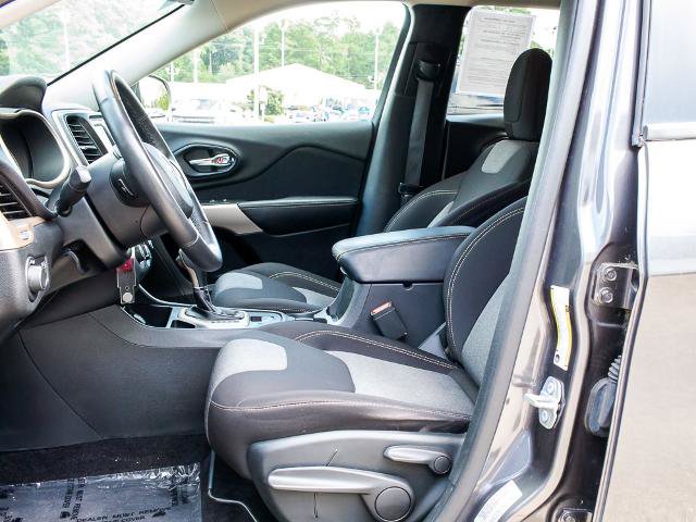 Used 2017 Jeep Cherokee Sport FWD image 16