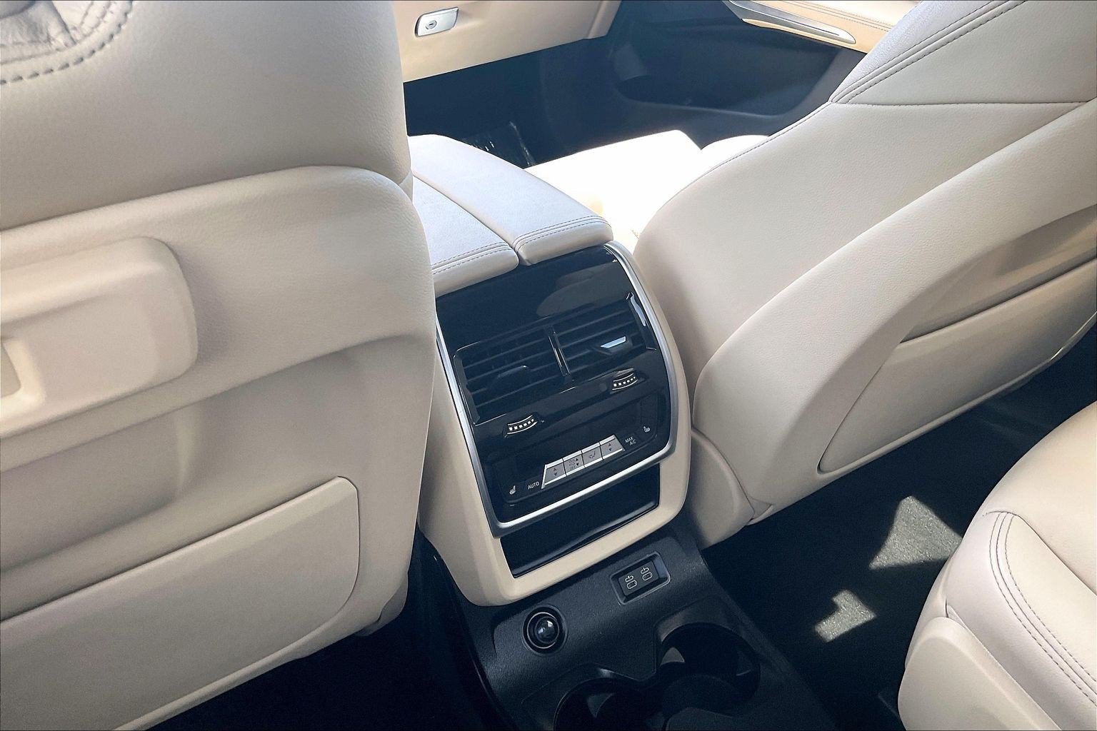 Used 2022 BMW X7 xDrive40i w/ M Sport Package AWD/4WD image 33