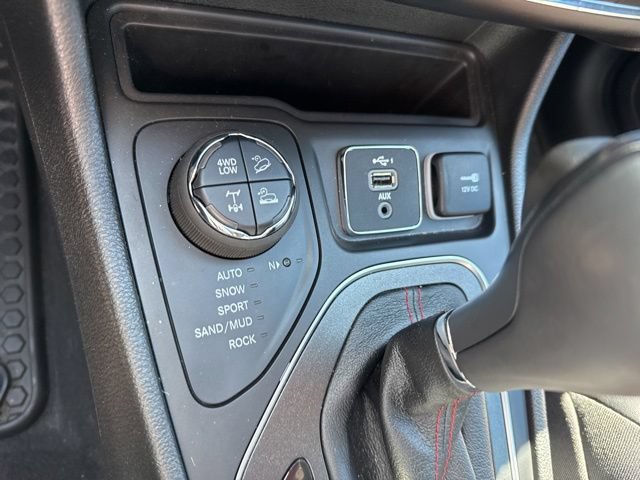 Used 2022 Jeep Cherokee Trailhawk w/ Premium Leather Package AWD/4WD image 25