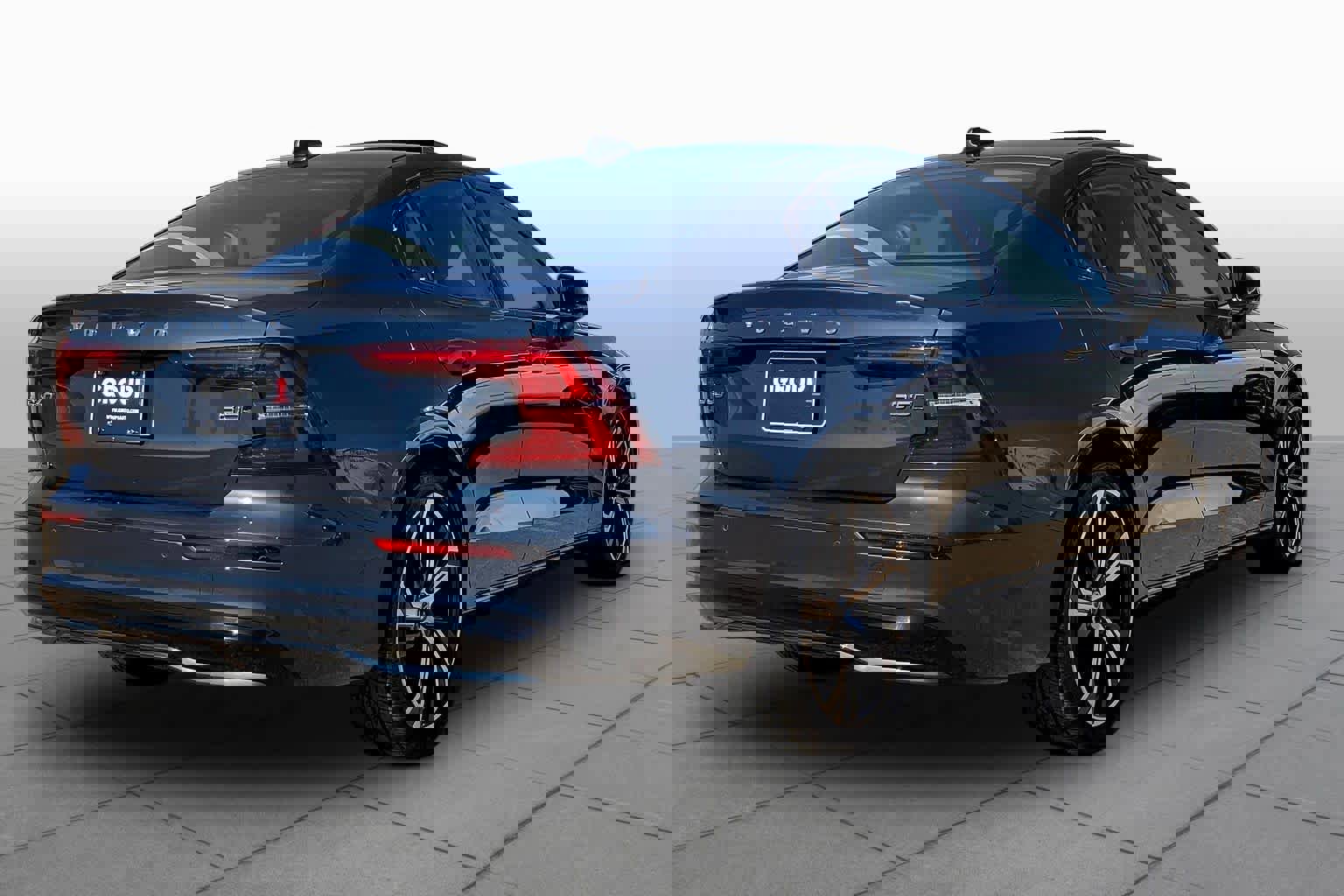 Used 2023 Volvo S60 B5 Plus image 3