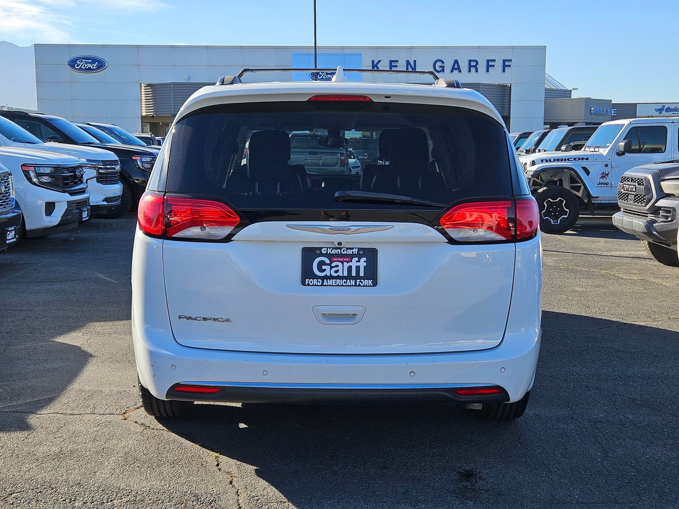 Used 2017 Chrysler Pacifica Touring-L FWD image 7