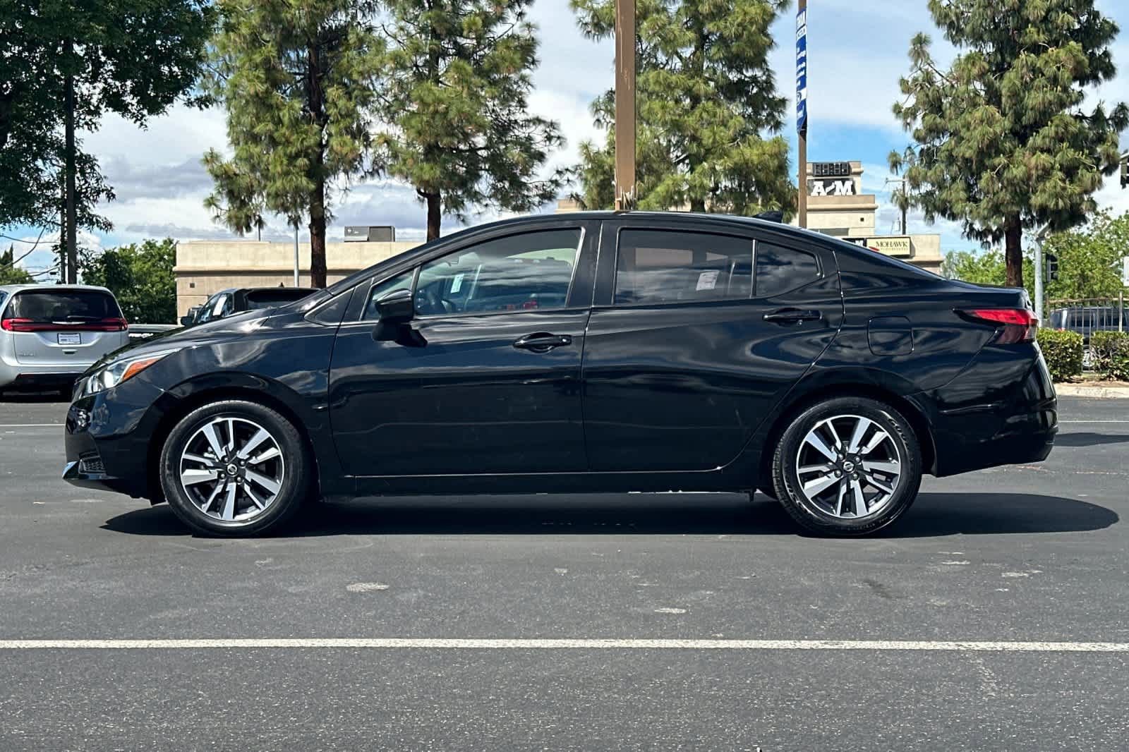 Used 2021 Nissan Versa SV image 5