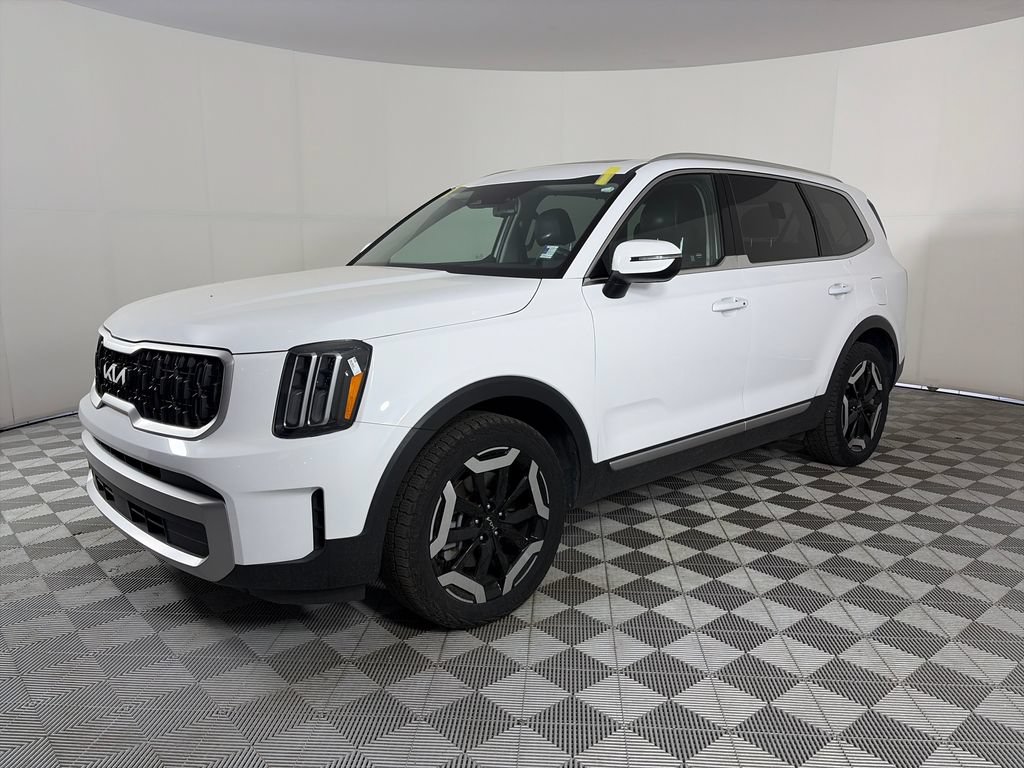 Used 2023 Kia Telluride EX w/ EX Captain's Chair Package AWD/4WD image 3