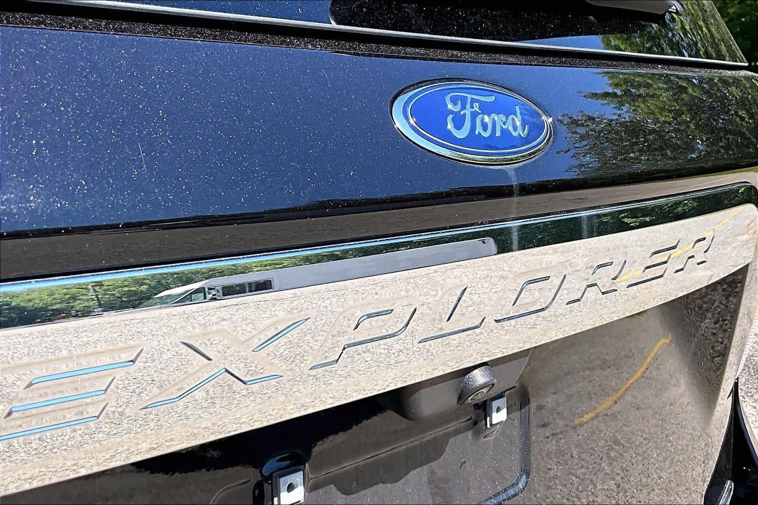 Certified 2023 Ford Explorer Limited w/ Hybrid Equipment Group 310A AWD/4WD image 33