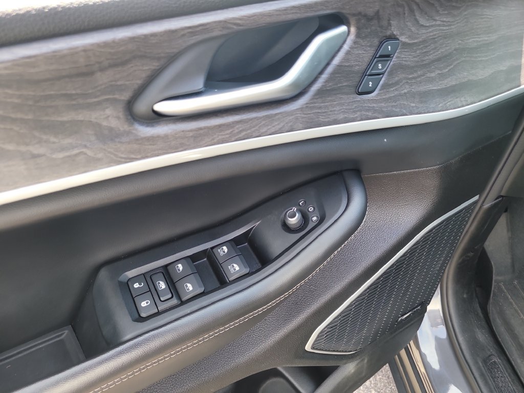 Used 2024 Jeep Grand Cherokee L Limited w/ Black Appearance Package RWD image 17