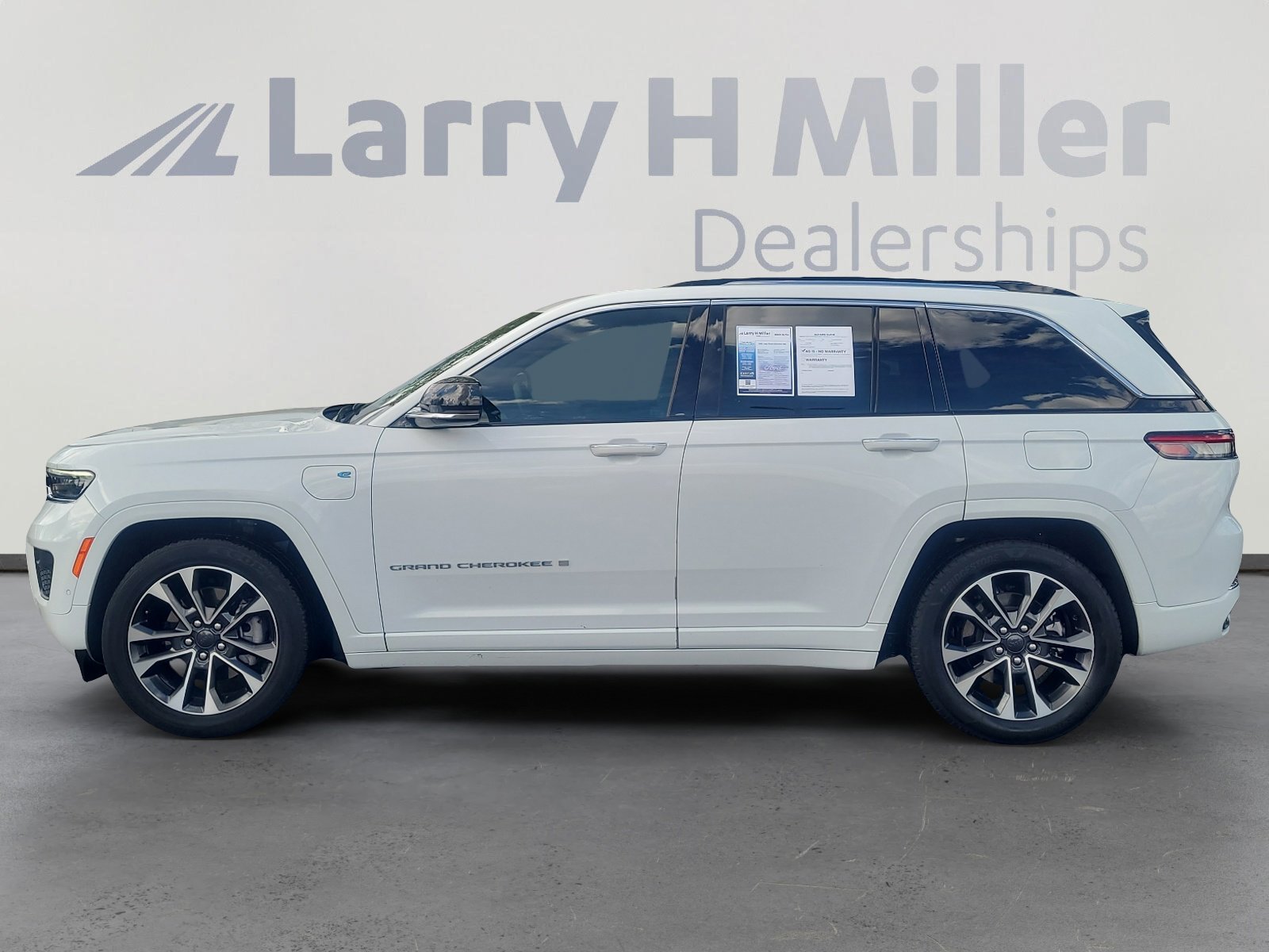 Used 2022 Jeep Grand Cherokee Overland AWD/4WD image 2