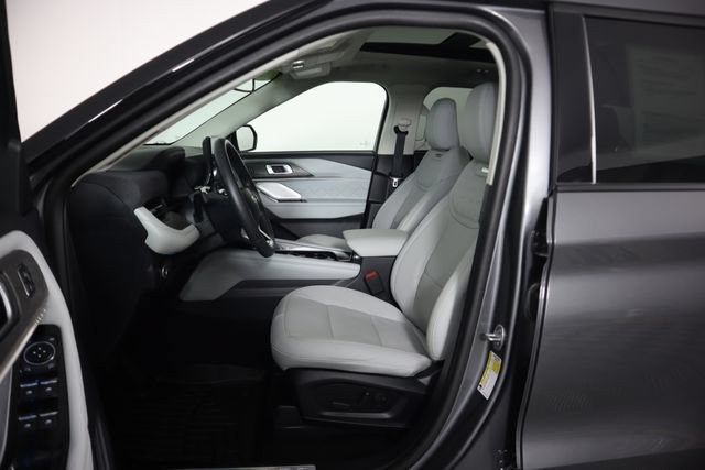 Certified 2025 Ford Explorer Platinum w/ Ultimate Package AWD/4WD image 32