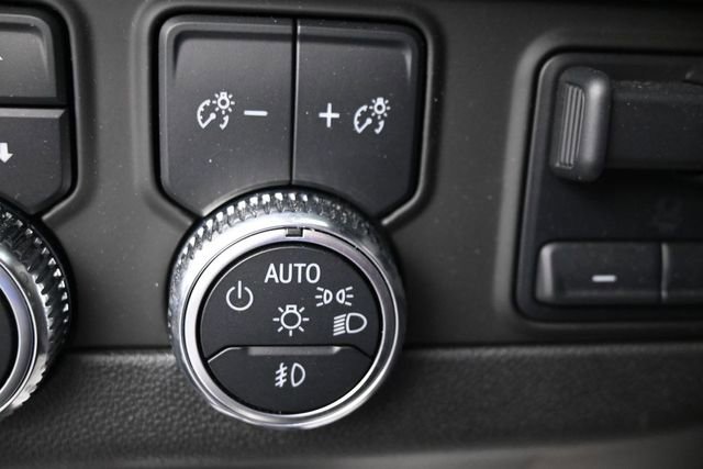 Used 2023 GMC Yukon AT4 w/ Technology Package AWD/4WD image 23