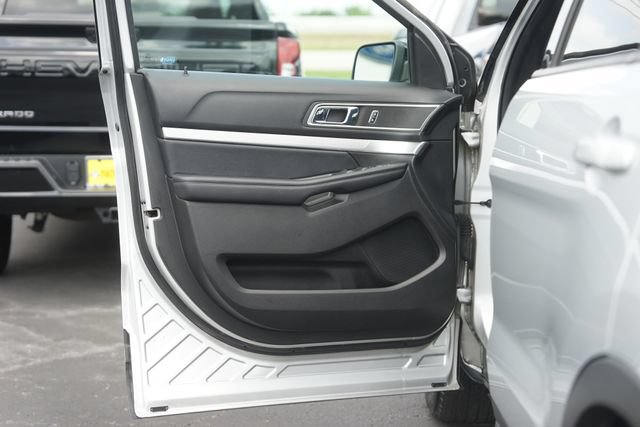 Certified 2017 Ford Explorer XLT w/ Equipment Group 202A FWD image 32