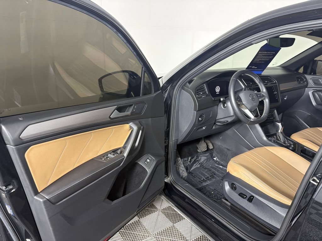 Used 2022 Volkswagen Tiguan SE w/ Panoramic Sunroof Package AWD/4WD image 12