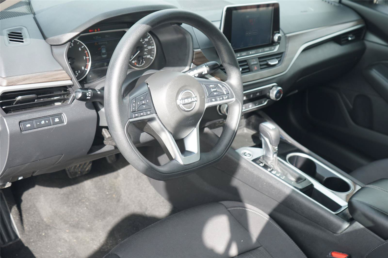Used 2024 Nissan Altima 2.5 SV FWD image 9
