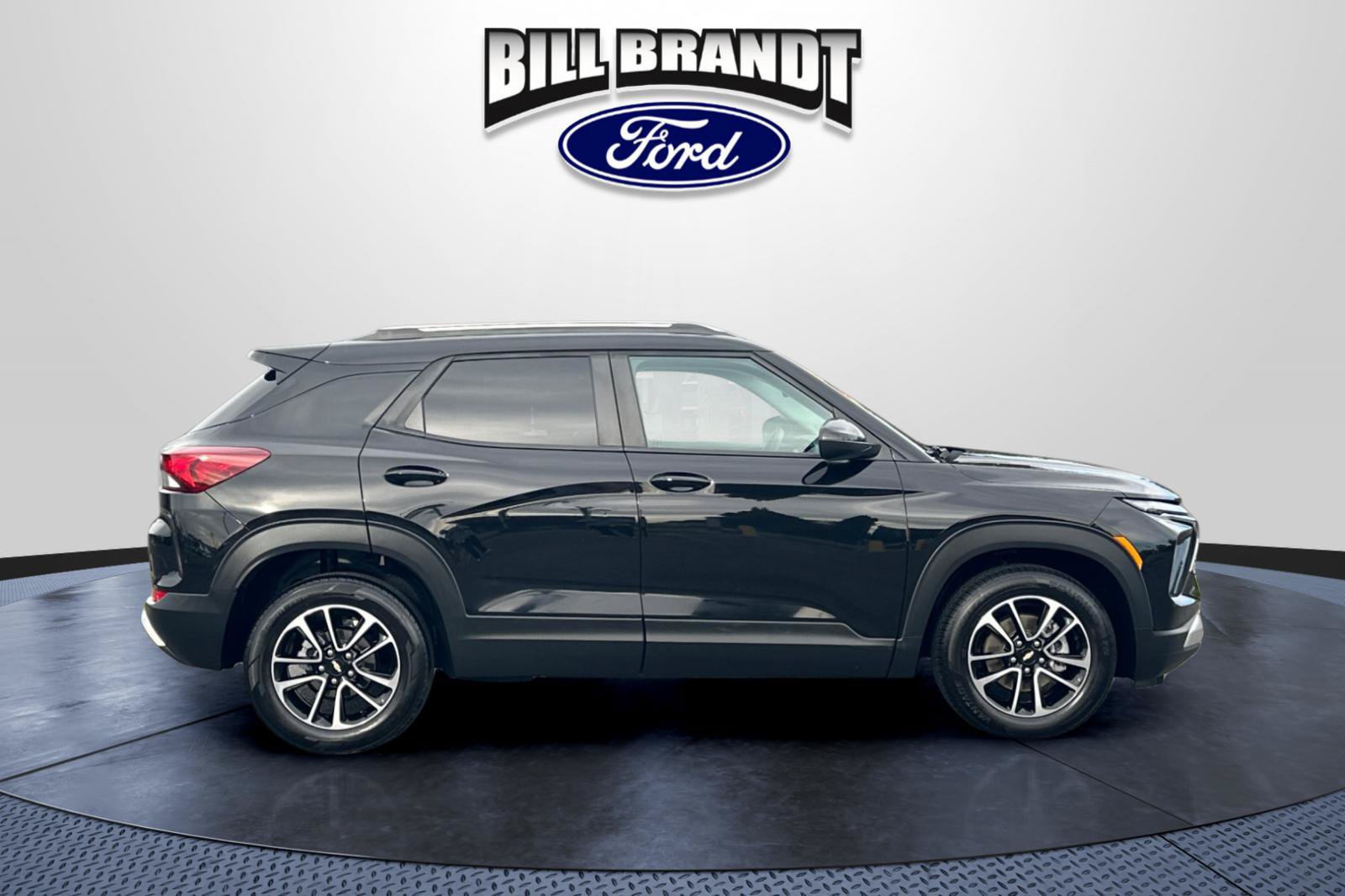 Used 2025 Chevrolet TrailBlazer LT FWD image 2