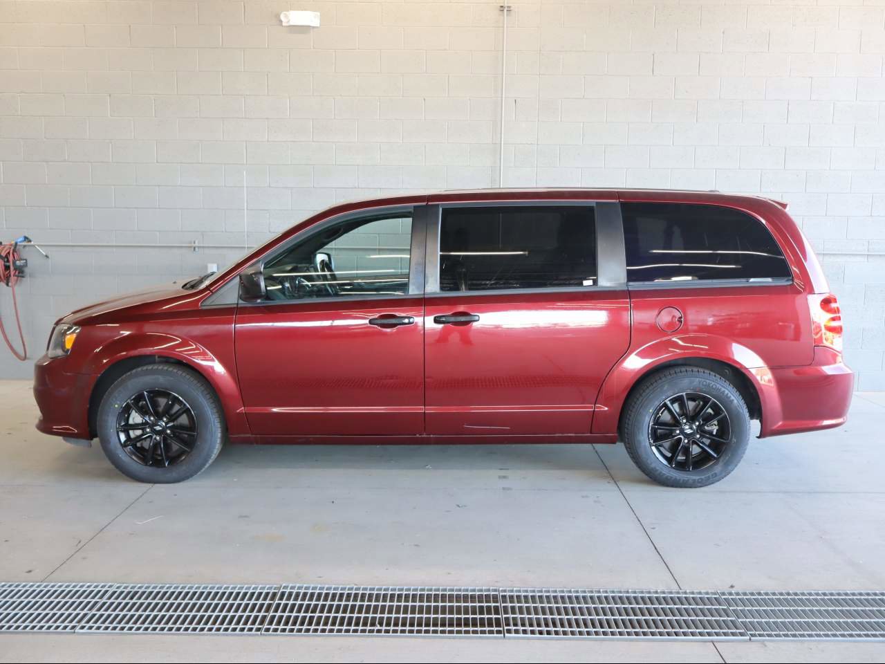 Used 2019 Dodge Grand Caravan SXT w/ Blacktop Package image 2