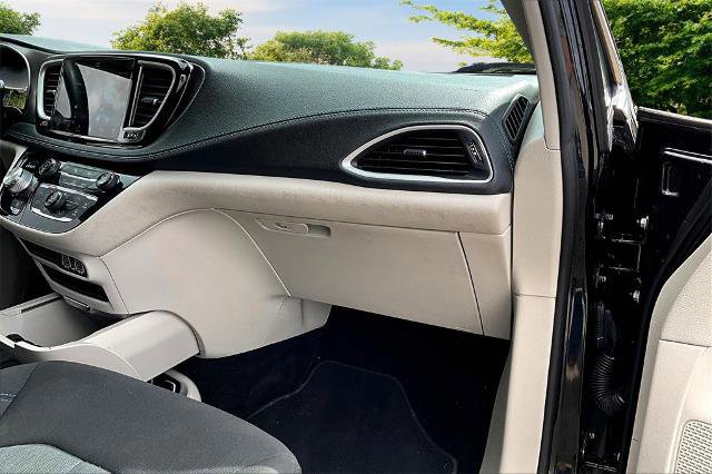 Used 2021 Chrysler Pacifica Touring image 17