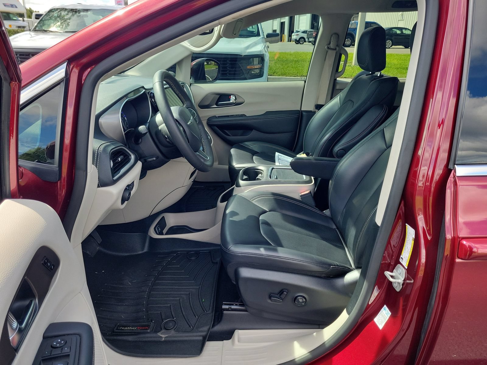 Used 2023 Chrysler Pacifica Touring-L FWD image 17