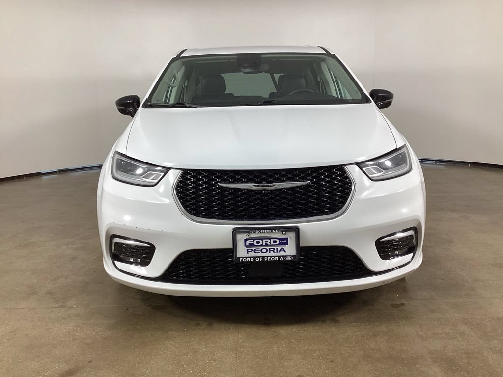 Used 2024 Chrysler Pacifica Touring-L FWD image 3