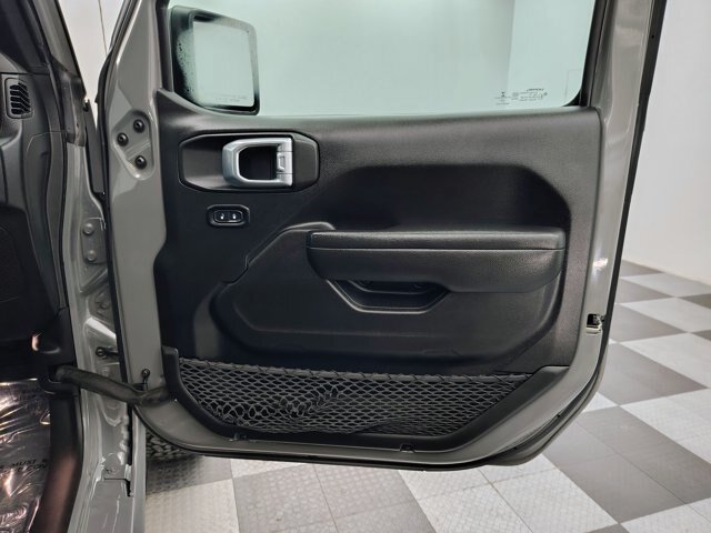 Used 2023 Jeep Wrangler Unlimited Rubicon w/ Cold Weather Group AWD/4WD image 24