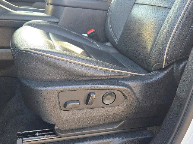 Used 2024 Chevrolet Suburban Premier image 23