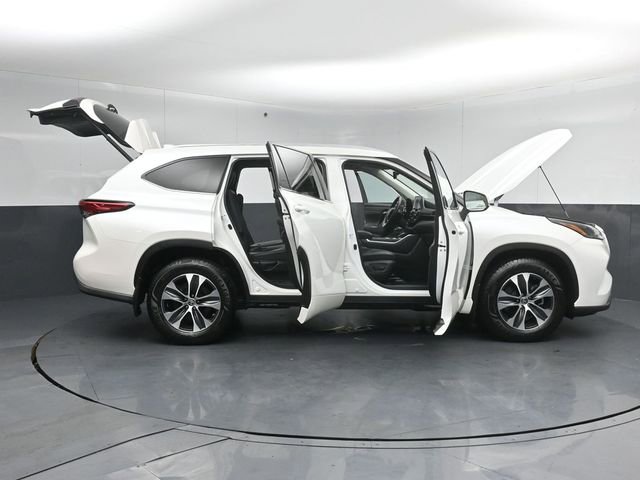 Used 2021 Toyota Highlander XLE AWD/4WD image 60
