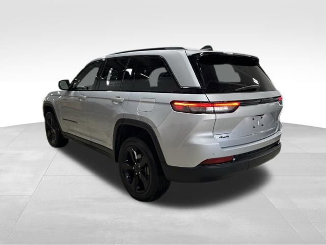 Used 2023 Jeep Grand Cherokee Altitude image 5