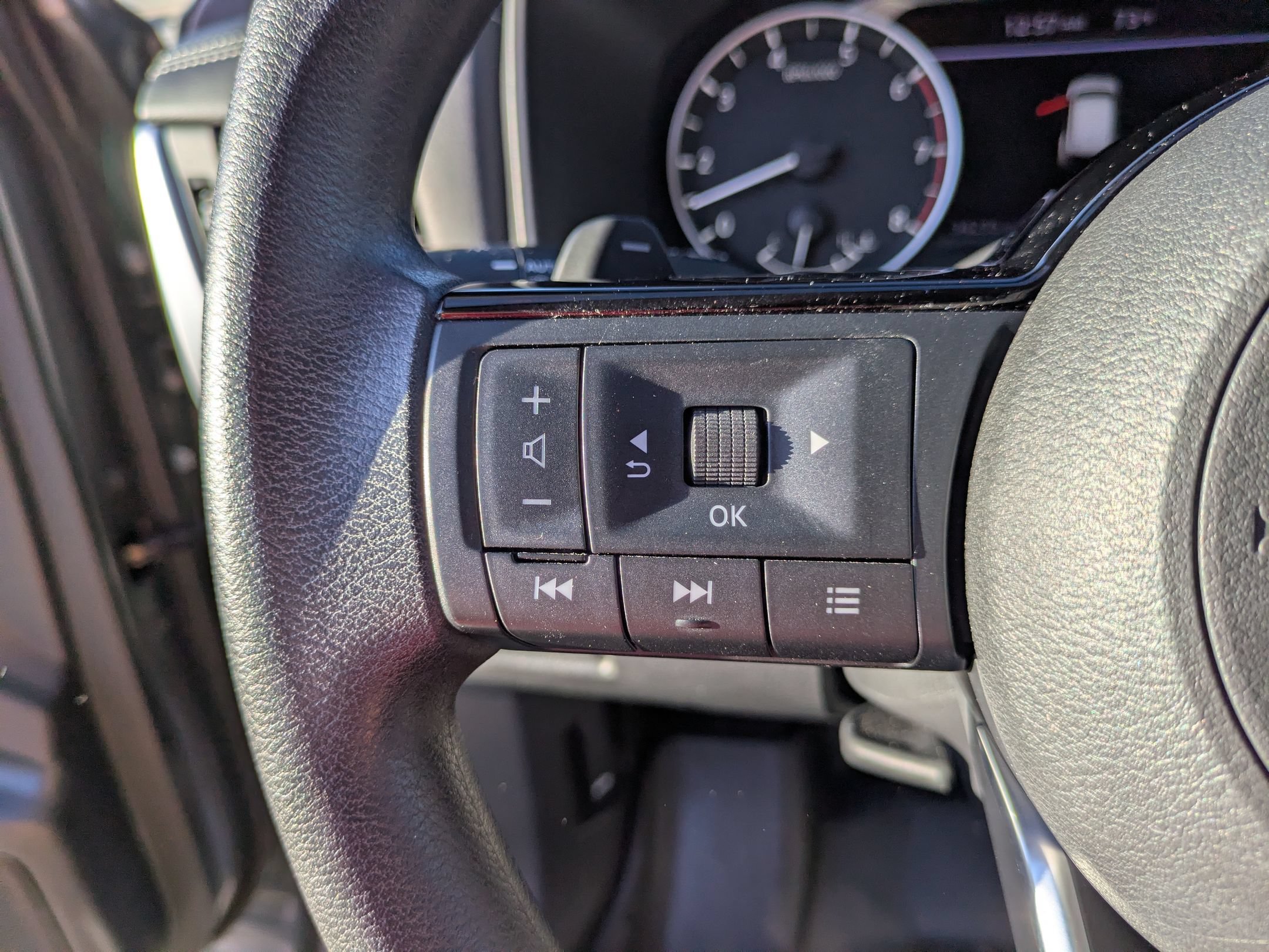 Used 2023 Nissan Rogue SV FWD image 18