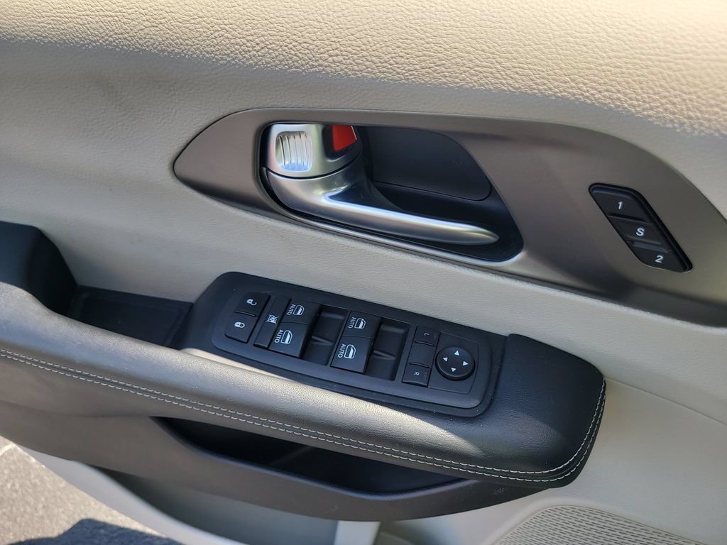 Used 2022 Chrysler Pacifica Touring-L w/ Uconnect Theater Family Group FWD image 17