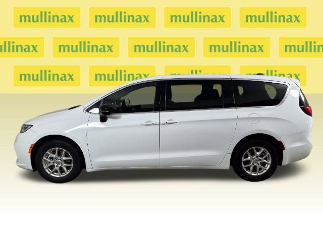 Used 2025 Chrysler Pacifica Select FWD image 12