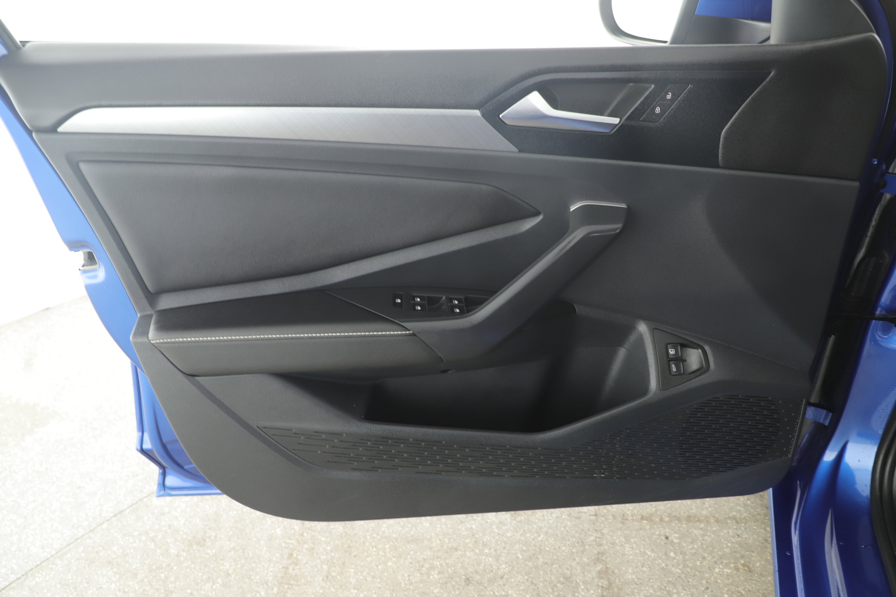 Used 2024 Volkswagen Jetta SE w/ Panoramic Sunroof Package image 8