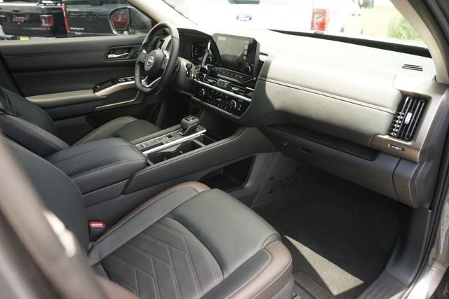 Used 2025 Nissan Pathfinder Platinum w/ Cargo Package FWD image 18