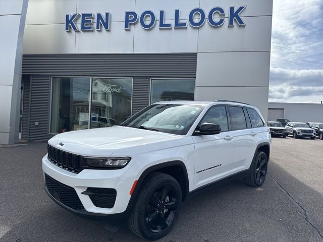 Used 2023 Jeep Grand Cherokee Altitude image 2